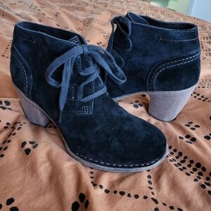 EUC Clarks Artisan Carleta Lyon Black Suede Booties Women 6.5